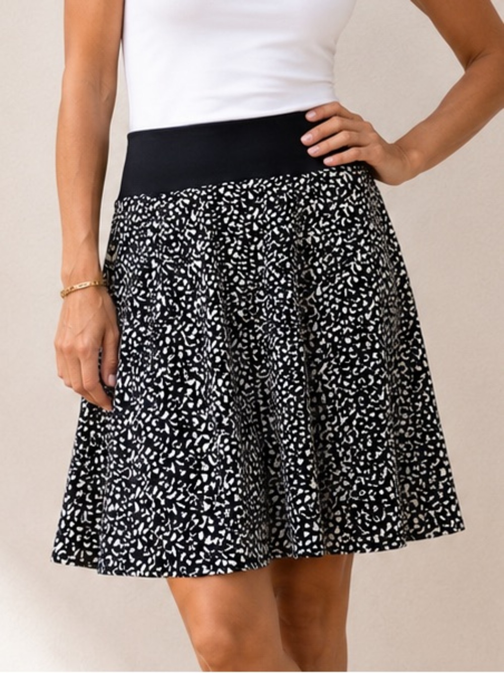 Cabi Reversible Stretch Waist Skirt Medium Black White & Multicolor Print